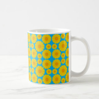 Taza De Café Flores audaces amarillas y Naranjas en fondo azul