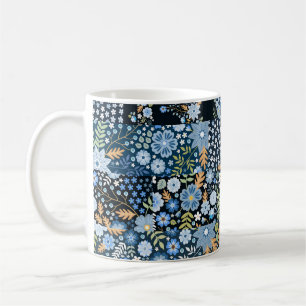 Taza De Café Flores azules de mosaico: tela sin foco.