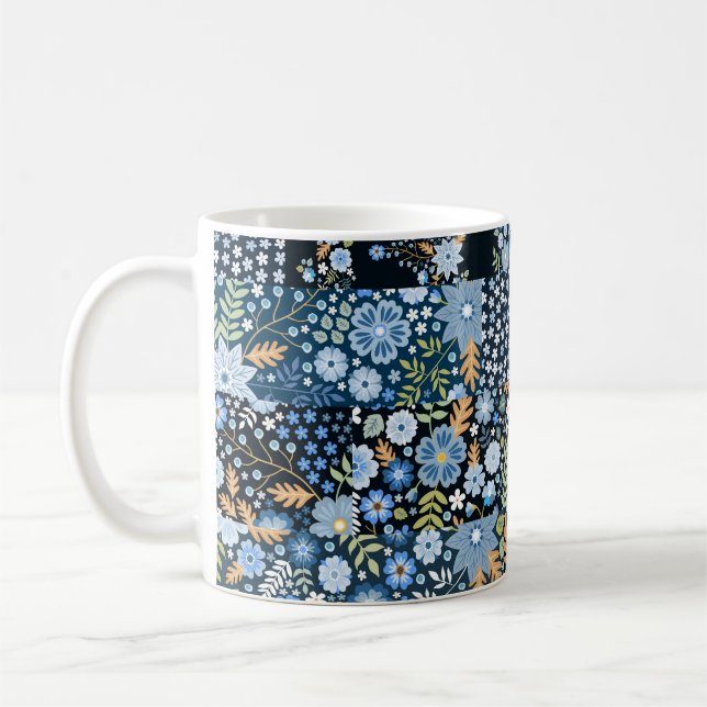 Taza De Café Flores azules de mosaico: tela sin foco. (Izquierda)