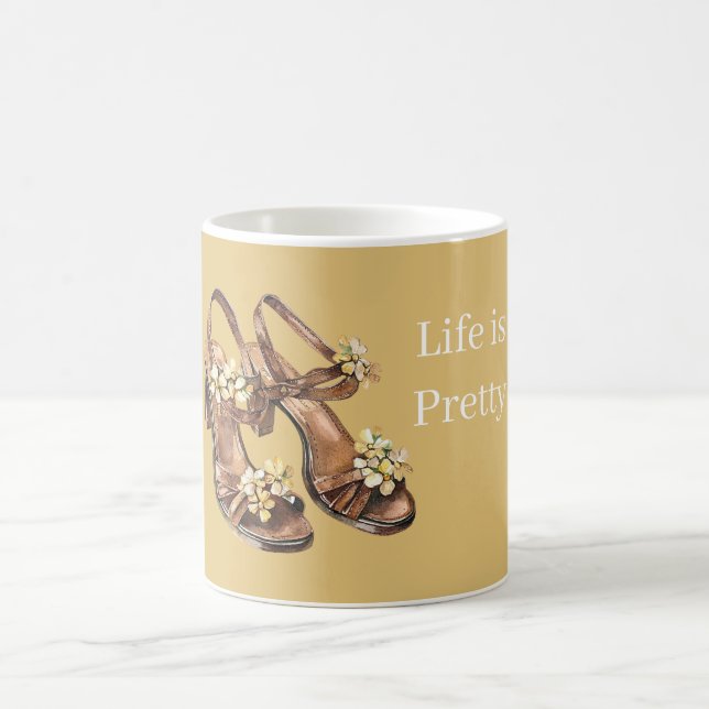 Taza De Café Flores Blancas Bonitas Sandalias Marrones (Centro)