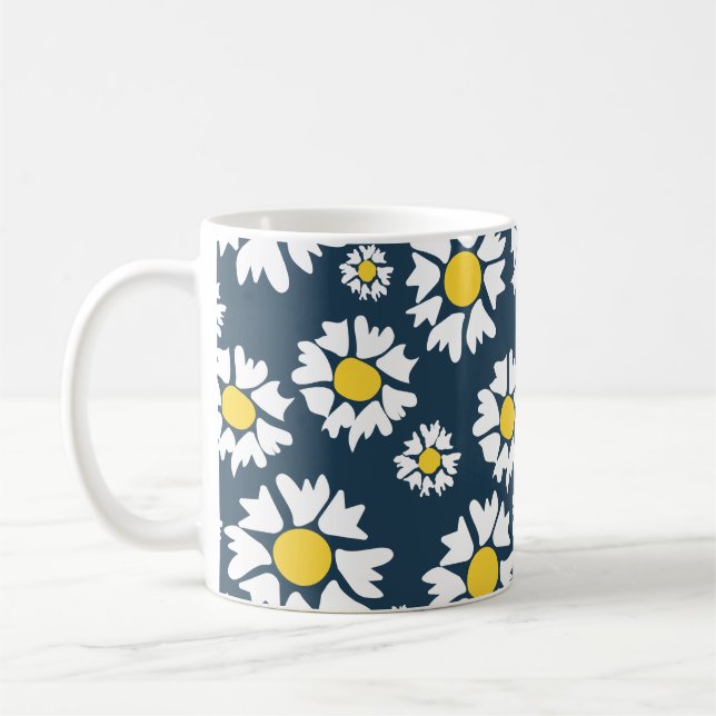 Taza De Café Flores blancas, centro amarillo, de fondo azul (Izquierda)