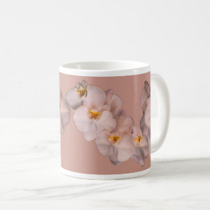 Taza De Café Flores blancas de las orquídeas en insignia