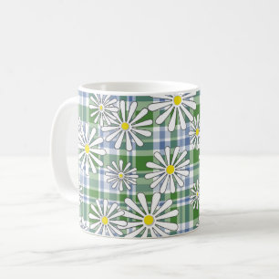 Taza De Café Flores blancas de manzanilla sobre un cuadro verde