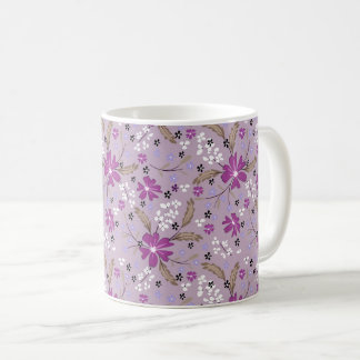 Taza De Café Flores blancas y moradas sobre un fondo lila pálid