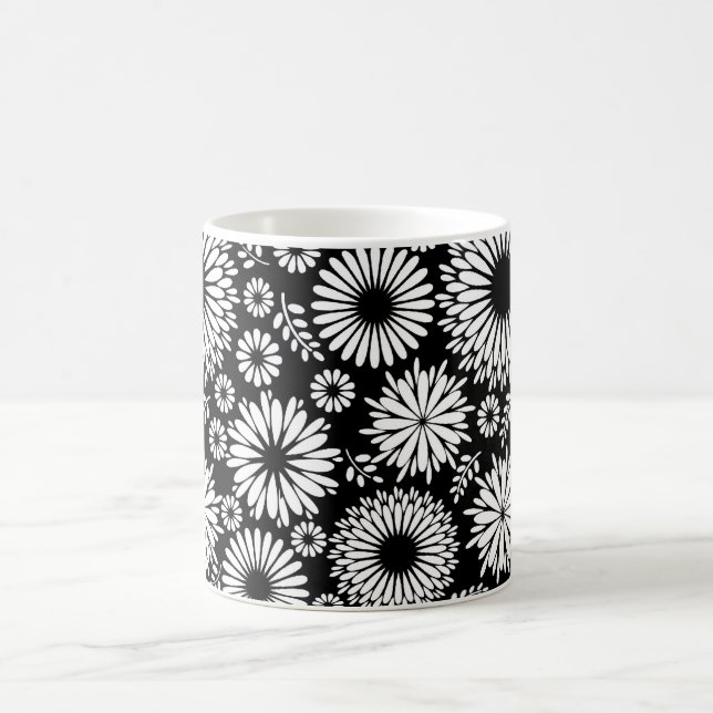 Taza De Café Flores Boho Patrón floral vectorial negro y blanco (Centro)