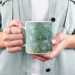 Taza De Café Flores de almendra | Vincent van Gogh<br><div class="desc">Flores de almendra (1890) del artista holandés Vincent van Gogh (1853-1890). La pintura de Van Gogh en Almond Blossoms muestra delicadas flores blancas frente a un vibrante cielo turquesa, simbolizando la nueva vida y renovación. Inspiradas por el arte japonés, las elegantes ramas y las líneas fluidas crean una sensación de...</div>