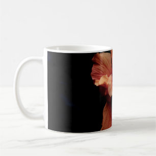 TAZA DE CAFÉ FLORES DE COLOR ROSA EN FONDO NEGRO