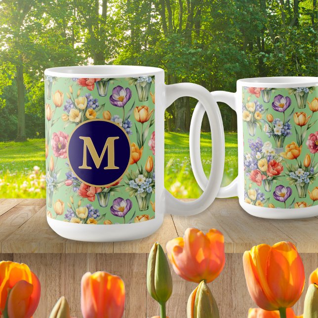Taza De Café Flores de primavera Jardín Sage Green Monogramado (An elegant monogrammed mug for garden lovers, with Spring flowers pattern on a green background)