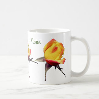 Taza De Café Flores de rosebudo amarillas personalizadas