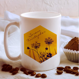 Taza De Café Flores de Umbel salvaje delinean púrpura y dorada 