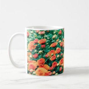 Taza De Café Flores florecientes en un jardín de otoño, fondo,
