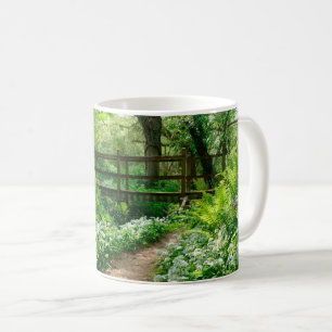 Taza De Café Flores Flores silvestres blancas en el bosque