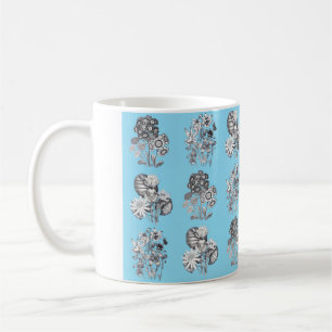 Taza De Café Flores monocromas sobre fondo azul bebé