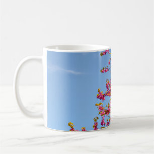 TAZA DE CAFÉ FLORES ROJO Y AMARILLO BAJO CIELO AZUL