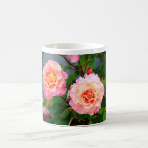 Taza De Café Flores rosa rosadas en una postal de jardín