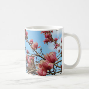 Taza De Café Flores rosas en la rama del árbol con nido de aves