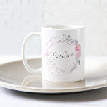 Taza De Café Flores rosas Rubor<br><div class="desc">Este diseño femenino cuenta con una corona con flores rosas y follaje.</div>