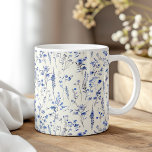 Taza De Café Flores salvajes de color azul de la Marina Boho<br><div class="desc">Comience el día con un toque de encanto boho utilizando el "tazón de café de flores naturales de la Marina Boho". Esta atractiva taza está decorada con delicadas flores de color azul marino pintadas en un estilo acuático, lo que le aporta un ambiente elegante y sereno al café o al...</div>