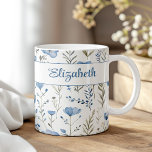 Taza De Café Flores salvajes de color azul marino Nombre person<br><div class="desc">Disfruta de tu bebida favorita con estilo con el "Flor salvaje azul marino Poppy Custom Name Coffee Mug". Esta encantadora taza exhibe un delicado diseño acuático con adornos azul marino y flores silvestres, creando una estética serena y elegante. El intrincado patrón floral envuelve la taza, ofreciendo una belleza sofisticada pero...</div>