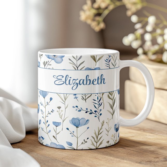 Taza De Café Flores salvajes de color azul marino Nombre person (Navy Blue Watercolor Wildflowers Poppy Custom Name Coffee Mug on a boho wooden table.)