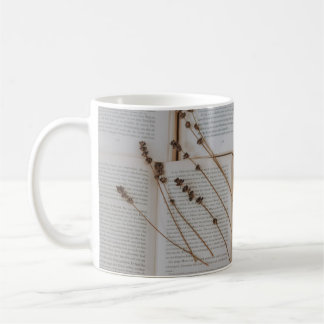 Taza De Café Flores secas en los libros