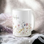 Taza De Café Flores silvestres de color de agua Boho de estilo<br><div class="desc">Beba tu café matutino o té de esta taza floral femenina con su diseño de flores silvestres boho y personalizado con tu monograma inicial y nombre. Está bordeado por una hilera de flores silvestres acuáticas en tonos pastel suaves de color rosa, azul peringuil, blanco roto y amarillo, con tallos delicados...</div>