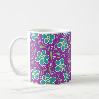 Taza De Café Flores verdes sobre el diseño púrpura