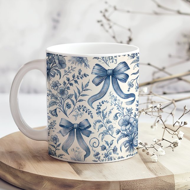 Taza De Café Flores y arcos azules y blancos (Blue and White Vintage Wildflowers and Bows Coffee Mug on a boho kitchen table with tiny flowers)