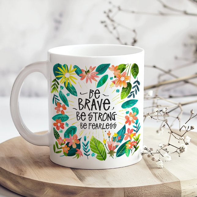 Taza De Café Flores y hojas coloridas "Sé valiente y sé fuerte" ("Be Brave Be Strong" Colorful Flowers and Leaves Coffee Mug on a boho kitchen table with dry flowers)