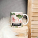 Taza De Café Flores y nombre de color rosa pastel moderno<br><div class="desc">Flores y nombre de color rosa pastel moderno</div>