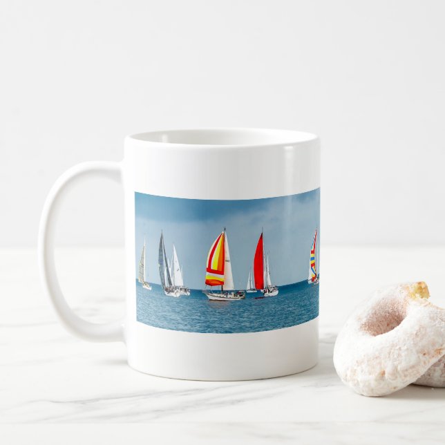 Taza De Café Flotilla de barcos de vela en un mar de palmas (Con donut)