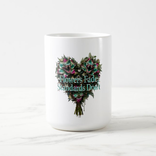 Taza De Café Flowers Fade, Standards Don't T-Shirt (Centro)