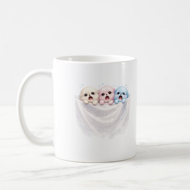 Taza De Café Fluffy Trio in Panic – Cute Pastel Creatures  (Izquierda)