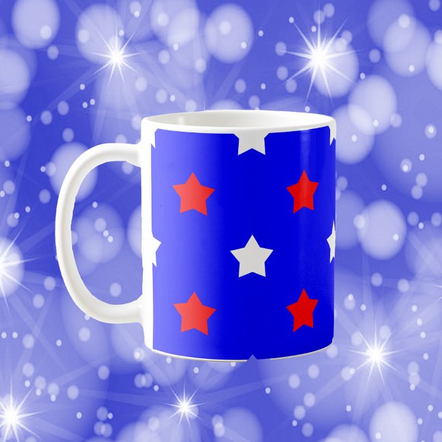 Taza De Café Fondo azul del patrón rojo blanco de las estrellas (A mug with a pattern of red and white stars on a blue background)