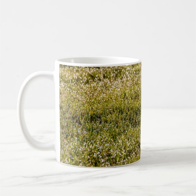 Taza De Café Fondo de hierba verde de primavera fresca, con aro (Izquierda)