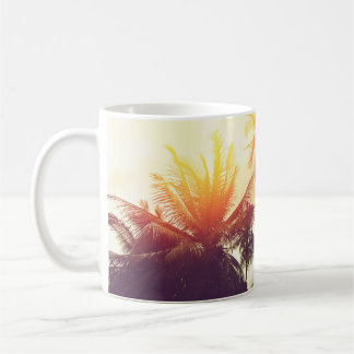 Taza De Café Fondo tropical de playa con silueta de palmeras