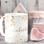 Taza De Café Forales rosados eucalipto nombre de los destellos<br><div class="desc">Un fondo blanco moda. Decoradas con flores rosadas, flores (rosas) y hojas de eucalipto de color verde acuático, brotes, vegetación y brotes de oro falsos. Espuelas doradas. Personalice y agregue un nombre. El nombre está escrito con un guión moderno de estilo con letras a mano con toques. Para que los...</div>