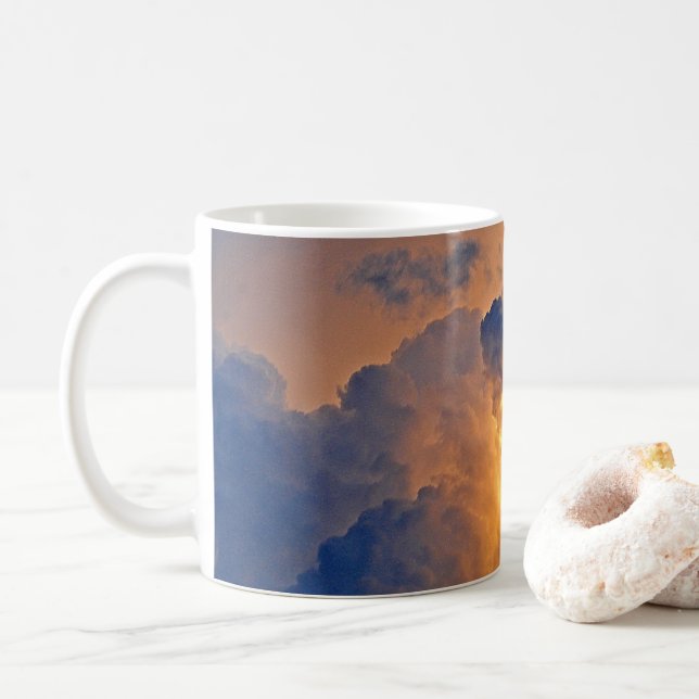 Taza De Café Formación de nubes dramática (Con donut)