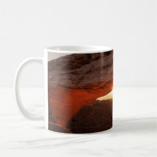 TAZA DE CAFÉ FORMACIÓN DE ROCAS MARRONES DURANTE EL DÍA