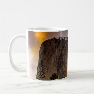 TAZA DE CAFÉ FORMACIÓN ROCK CON LAVA DURANTE EL DÍA