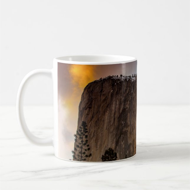 TAZA DE CAFÉ FORMACIÓN ROCK CON LAVA DURANTE EL DÍA (Izquierda)
