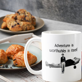 Taza De Café Foto blanca negra de Amelia Earhart, cita de aviac