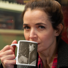 Taza De Café Foto Cándida de Amelia Earhart en la Cabina del Av