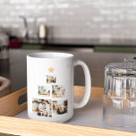Taza De Café Foto de árbol de Navidad familiar moderno con estr<br><div class="desc">Captura la magia de los momentos de vacaciones de tu familia con nuestro "Modern Family Christmas Tree with Photo" ("Árbol de Navidad de la Familia Moderna con foto"). Transforma los recuerdos especiales de tu familia en un conservador único de vacaciones con nuestro "Árbol de Navidad de la Familia Moderna con...</div>