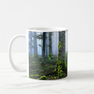 Taza De Café Foto de bosque brumoso al amanecer