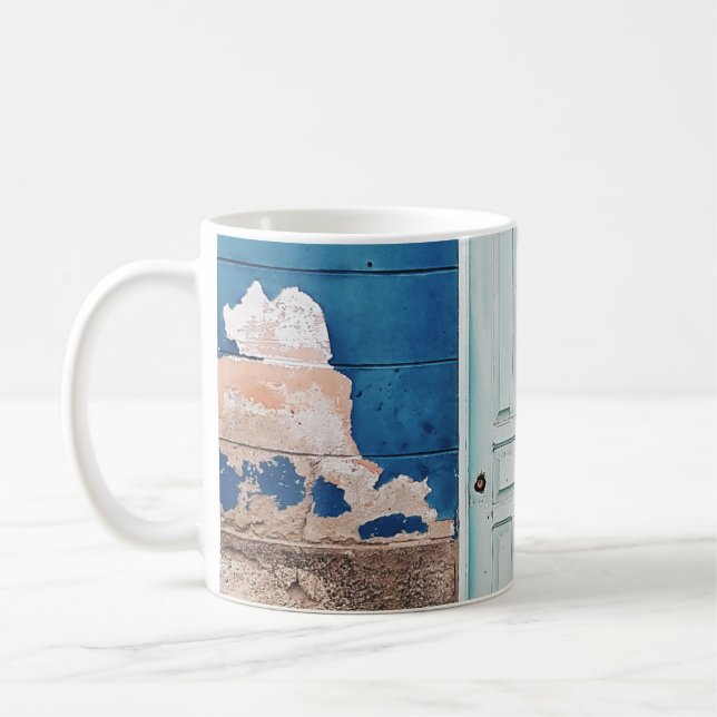 TAZA DE CAFÉ FOTO DE EDIFICIO CON PUERTA DE MADERA BLANCA (Izquierda)