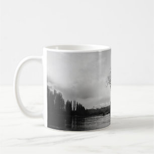 TAZA DE CAFÉ FOTO DE GRAYSCALE DE ÁRBOL DESCUBIERTO EN CUERPO T