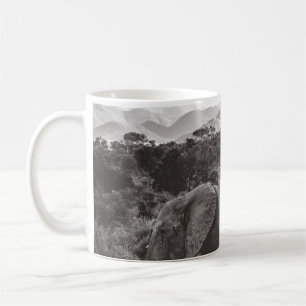TAZA DE CAFÉ FOTO DE GRAYSCALE DE ELEFANTE GRIS CERCA DE ÁRBOL