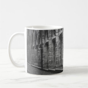 TAZA DE CAFÉ FOTO DE GRAYSCALE DE LA BICICLETA ESTACIONADA JUNT