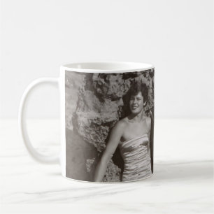 TAZA DE CAFÉ FOTO DE GRAYSCALE DE TRES MUJERES PARADAS Y SITTIN